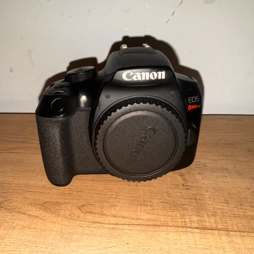Canon EOS Rebel T6 w/ 18-55mm kit lens(comes with charger and battery)